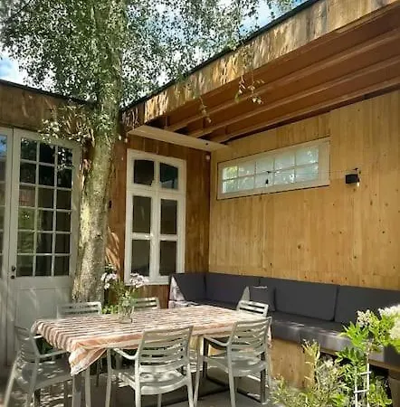 Charming 3-bedroom House With Big City Garden, Ideal For Expats Or Families *