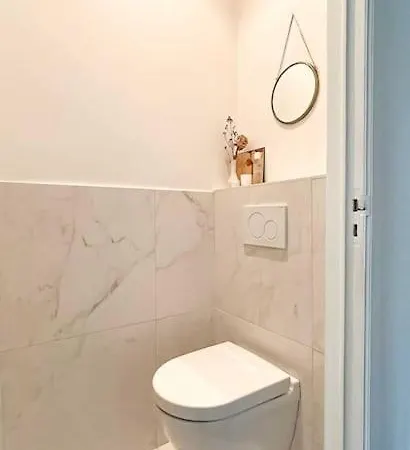 Charming 3-bedroom House With Big City Garden, Ideal For Expats Or Families Lejlighed