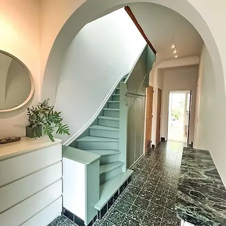 Lejlighed Charming 3-bedroom House With Big City Garden, Ideal For Expats Or Families